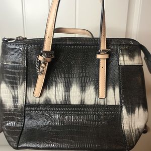 Guess tote